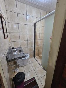 um pequeno banheiro com vaso sanitário e chuveiro em São luís Hostel em São Luís