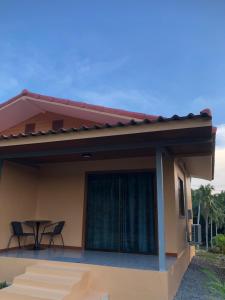 een uitzicht op een huis met een patio bij The Sun homestay in Ko Kood