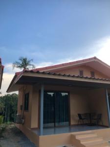 een huis met twee stoelen erin bij The Sun homestay in Ko Kood