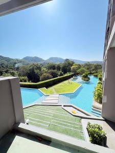 The Sriracha Perch في Ban Fang Daeng: اطلالة على نهر من شرفة المبنى