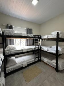 een kamer met 3 stapelbedden in een kamer bij Zig Zag Hostel in Itacaré