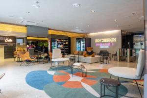 una hall con sedie e tavoli in un negozio di Bexpspces Sky Design Alphaville a Aldeia Altre 149 foto