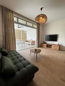 Et tv og/eller underholdning på Villa Keanna - F2 with pool, private beach