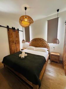 En eller flere senge i et værelse på Villa Keanna - F2 with pool, private beach