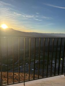 CaymaにあるValle Altoの夕暮れ時の展望台の頂上からの眺め