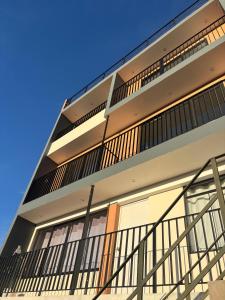 CaymaにあるValle Altoの側面にバルコニーがある建物