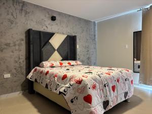 CaymaにあるValle Altoのベッドルーム1室(ベッド1台、ハートが付いたベッドカバー付)