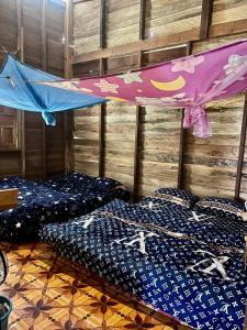 a room with two beds and a canopy at Mama Pap - Tad Lo in Ban Donkhagnoung +12 photos