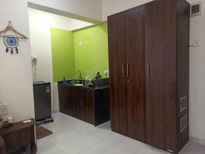 Una cocina o kitchenette en The Urban Nest - Bliss Studio Apartment with Private Balcony