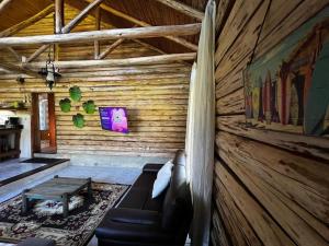 een woonkamer met een bank en een tafel bij Cabana do Lago- Morro da Borússia in Osório