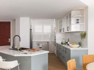 Peppers Salt Resort & Spa في كينغسكليف: مطبخ بخزائن بيضاء وطاولة عمل +131 صورة