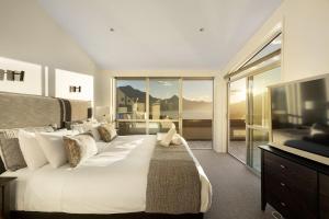 Et tv og/eller underholdning på Luxury Villa with Panoramic Lake & Mountain Views