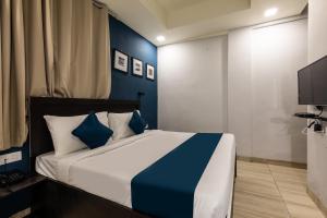 Giường trong phòng chung tại SILVERKEY FUSION STAYS