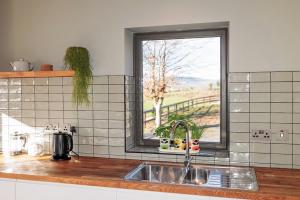 Kuchyň nebo kuchyňský kout v ubytování Riverside house with spectacular views