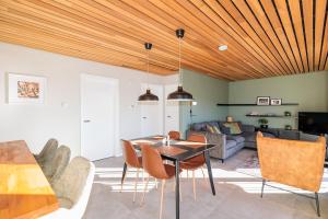 Posezení v ubytování Riverside house with spectacular views + 20 fotografií