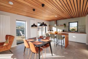 Fotografie z fotogalerie ubytování Riverside house with spectacular views v destinaci Graiguenamanagh