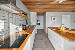 Kuchyň nebo kuchyňský kout v ubytování Riverside house with spectacular views