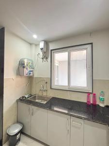 Køkken eller tekøkken på Ganga River cozy stay by The Nirvanaa blues