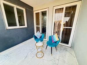 En balkon eller terrasse på Ganga River cozy stay by The Nirvanaa blues