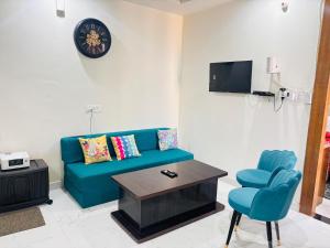 Et tv og/eller underholdning på Ganga River cozy stay by The Nirvanaa blues