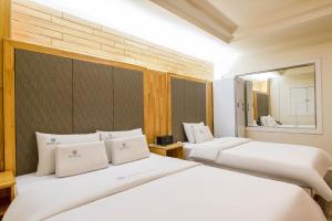 Una cama o camas en una habitación de Carlton Hotel 102 fotos más