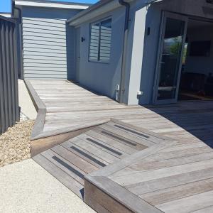 eine Holzterrasse vor einem Haus in der Unterkunft Modern & Comfort in Central Alexandra in Alexandra