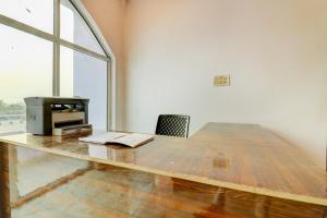 una oficina con un escritorio con una computadora encima en Hotel O by OYO Sunrise, en Somna