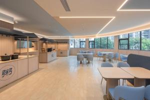 Kuchyň nebo kuchyňský kout v ubytování Hanting Hotel Shenzhen Longgang Universiade Center Yulong Road