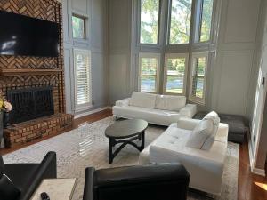 TV a/nebo společenská místnost v ubytování Laurel Lane Oasis Sleeps 12 Pool Game Room