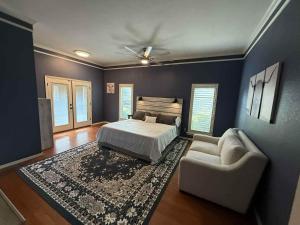 Postel nebo postele na pokoji v ubytování Laurel Lane Oasis Sleeps 12 Pool Game Room