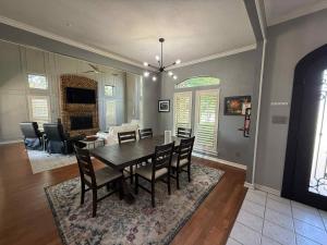 Posezení v ubytování Laurel Lane Oasis Sleeps 12 Pool Game Room