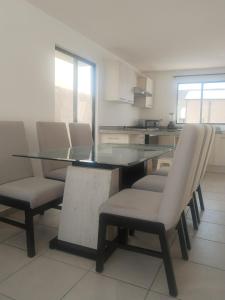 Imagen de la galería de House A in a residential condominium with a pool, en Miranda