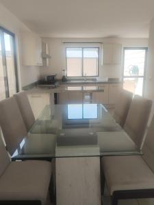 Imagen de la galería de House A in a residential condominium with a pool, en Miranda