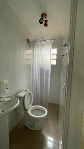 a white bathroom with a toilet and a sink at Meu Lar Fora de Casa in Jandira +38 photos