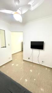 an empty room with a flat screen tv on a wall at Meu Lar Fora de Casa in Jandira