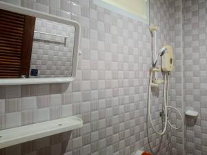 Koupelna v ubytování Ploy Chumpoo Lanta