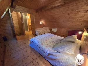 Ένα ή περισσότερα κρεβάτια σε δωμάτιο στο Maison de campagne avec cheminée et BBQ à Carlux - FR-1-616-420