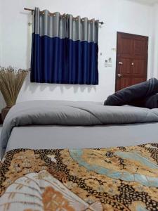 Postel nebo postele na pokoji v ubytování Ploy Chumpoo Lanta