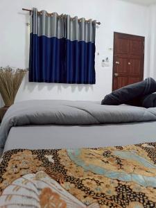 Postel nebo postele na pokoji v ubytování Ploy Chumpoo Lanta + 8 fotografií