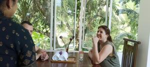 シギリヤにあるThe Cozy Nest - Sigiriyaの窓際のテーブルに座る女性