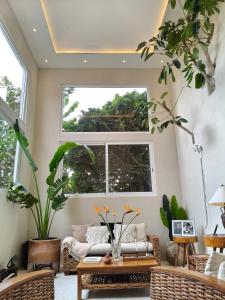 uma sala de estar com um sofá e uma janela em Casa Rocka Boutique Breakfast & Beach Club included em Ilha das Mulheres