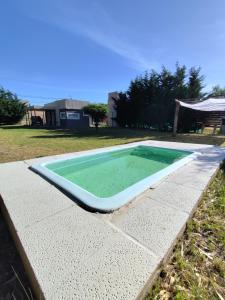 una piscina in mezzo a un cortile di Luluk, Casa de playa a Balneario Pehuén-Có