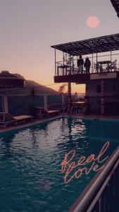 Piscina de la sau aproape de Auberge Les Montagnes du Paradis Your Hidden Retreat in Paradise Valley