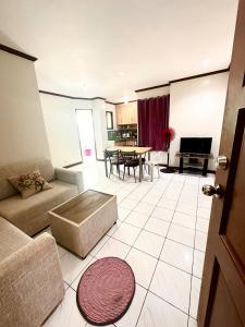 ein Wohnzimmer mit Sofa und Tisch in der Unterkunft Cranberry's 3 br Apartment nr Convention Ctr #4 in Iloilo City