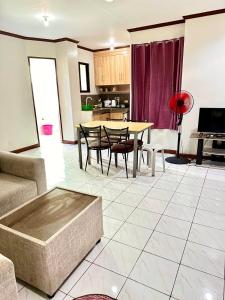 ein Wohnzimmer mit Sofa und Tisch in der Unterkunft Cranberry's 3 br Apartment nr Convention Ctr #4 in Iloilo City