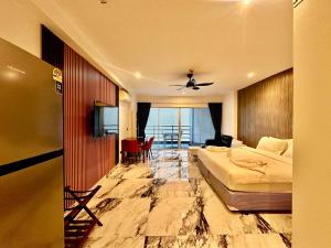 a hotel room with a bed and a television at View Talay 6 Pattaya in Pattaya