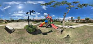 een speeltuin met glijbaan in een park bij Holiday home in Ban Na Khua