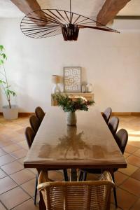 una sala da pranzo con tavolo e sedie in legno di Casa Limonella - Maison 12 pers avec piscine a Fontvieille Altre 31 foto