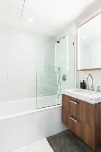 Ένα μπάνιο στο Stylish Williamsburg One Bedroom Condo Near Manhattan