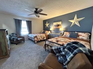 Ένα ή περισσότερα κρεβάτια σε δωμάτιο στο Big Country Staycation